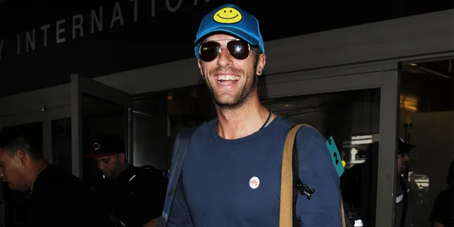 [FOTO] Mesra Abis! Chris Martin Gendong Pacar di Depan Umum