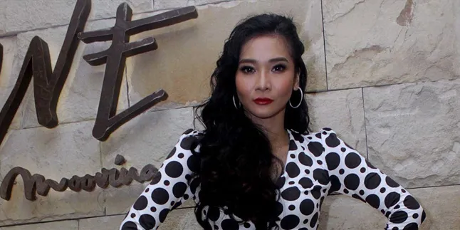 Foto Mesra Bareng Bule Ganteng, Inikah Pacar Mey Chan?