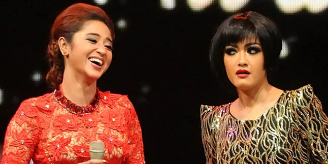 [Foto] Mesra! Julia Perez dan Dewi Perssik Tampil Sepanggung