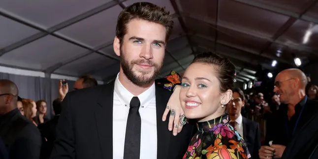 [FOTO] Miley Cyrus & Liam Hemsworth Tertangkap Kencan di Pantai Malibu