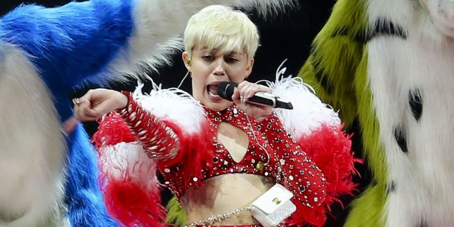 [Foto] Miley Cyrus Hot di Konser Promo Album 'BANGERZ'