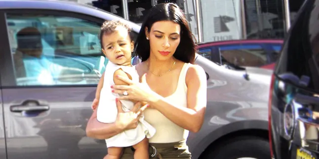 [Foto] Momen Langka! Begini Tawa Renyah Putri Kim Kardashian