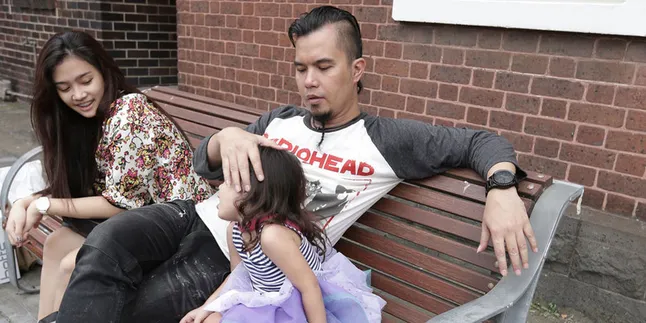 [Foto] Momen Manis, Ahmad Dhani dan Dua Putrinya di Sela Liburan
