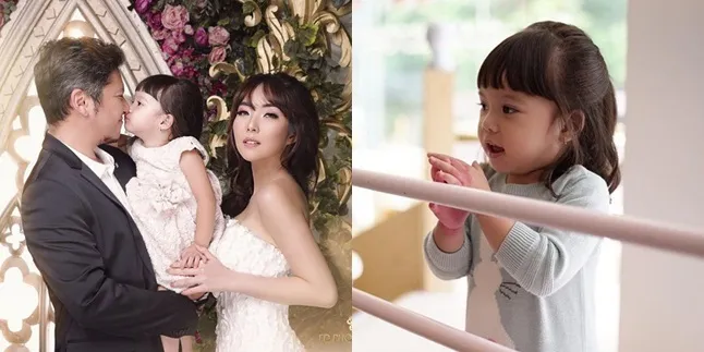 FOTO: Momen Manis Gading, Gisel & Baby Gempi Pose di Atas Motor Vespa