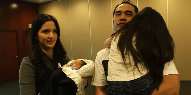 [FOTO] Momen Mesra Manja Ardie Bakrie & Nia Ramadhani, Bikin Iri