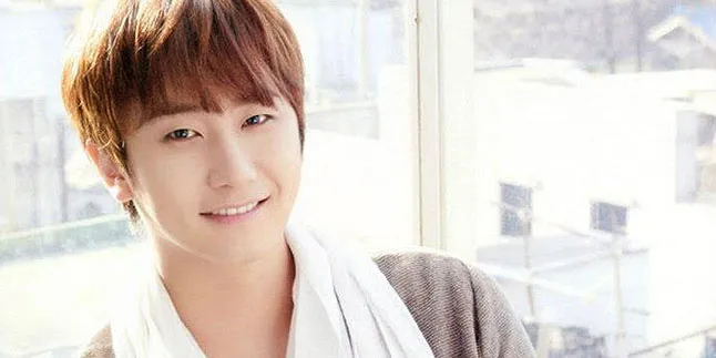 [FOTO] Mulai Wajib Militer, Heo Young Saeng Malu-Malu!