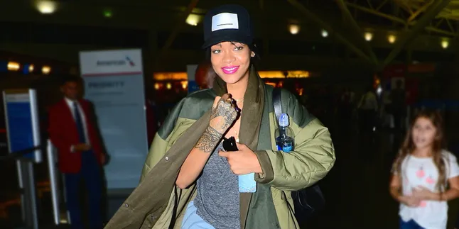 [FOTO] Muncul Dengan Gaya Berbeda, Rihanna Makin Cantik Atau ...