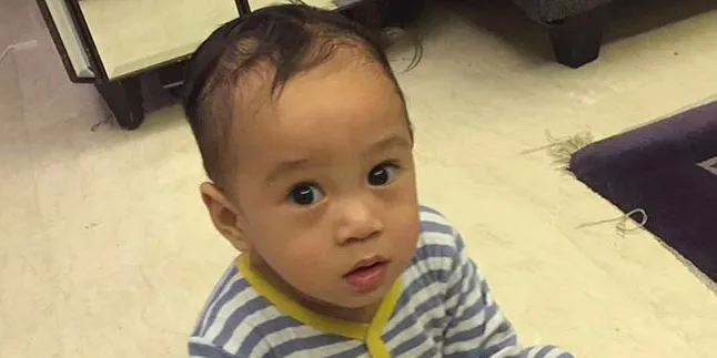 [FOTO] Naik Ayunan, Ekspresi Rafathar Ini Bikin Kamu Makin Gemas