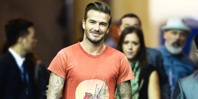 [FOTO] Naik Motor Antik, David Beckham Siap Bonceng Hatimu