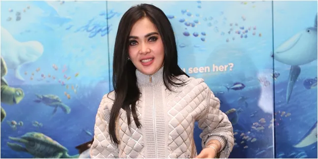 [FOTO] Naik Pesawat Mewah, Syahrini Cuma Pakai Kaos Oblong?