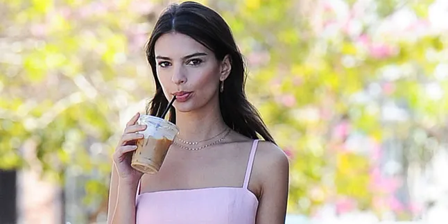 Foto 'Naked' Beredar, Emily Ratajkowski Kecam Fotografernya Foto 'Naked' Beredar, Emily Ratajkowski Kecam Fotografernya