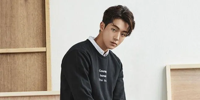 FOTO: Nam Joo Hyuk Topless Mandi di Atap Dalam Drama Baru
