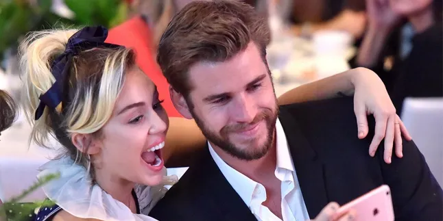 [FOTO] Natalan Bareng, Miley Cyrus Cium Mesra Liam Hemsworth