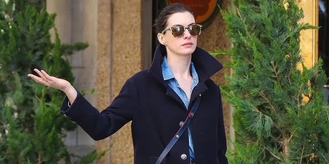 [FOTO] Nekat Lepas Bra, Anne Hathaway Tampil Secantik Supermodel