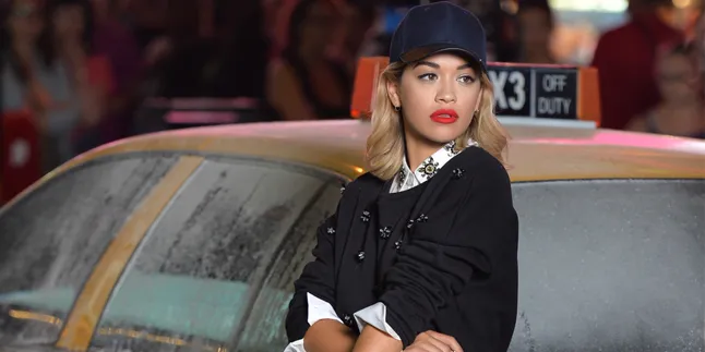 [FOTO] Nekat Muncul Tanpa Dalaman, Rita Ora Ekspos Segalanya