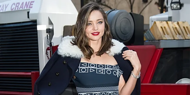 [FOTO] Nekat Tanpa Bra, Miranda Kerr Ekspos Punggung Mulusnya