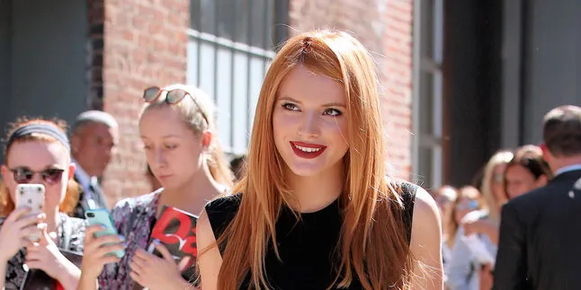 [FOTO] Ngaku Biseksual, Bella Thorne Ciuman Dengan Pacar Baru