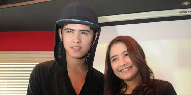 [FOTO] Ngantuk Berat, Prilly Tidur Cantik di Pangkuan Aliando