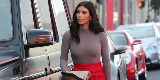 [FOTO] Ngantuk Berat, Wajah Kim Kardashian Jadi Berantakan