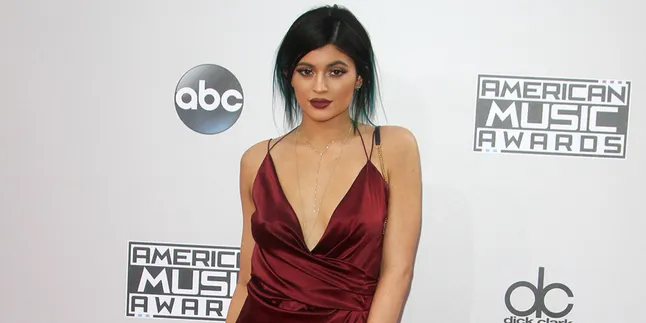 [FOTO] Nggak Cuma Seksi, Kylie Jenner Makin Mirip Kim Kardashian