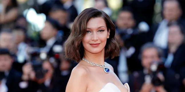 [FOTO] Nggak Kapok, Bella Hadid Umbar Celana Dalam Lagi di Cannes