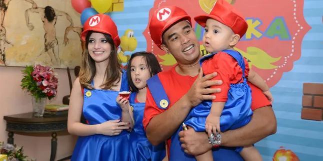 FOTO: Nia Ramadhani & Ardi Bakrie Kompak Pakai Kostum Mario Bros