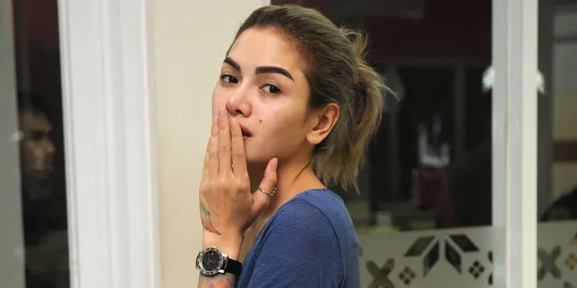 [FOTO] Nikita Mirzani Pamer Tas Hermes Seharga 100 Juta Lebih