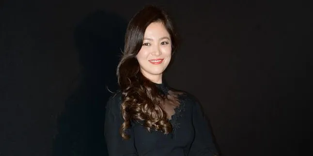 FOTO: Nongkrong Cantik di Cafe, Song Hye Kyo Pakai Baju Casual FOTO: Nongkrong Cantik di Cafe, Song Hye Kyo Pakai Baju Casual
