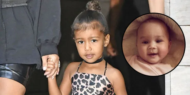 [FOTO] North West Beri Kado Valentine Untuk Anak Chrissy Teigen