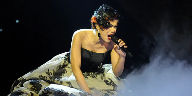 [Foto] Novita Dewi Is Back! Anggun Ala Diva Dengan Gaun Elegan