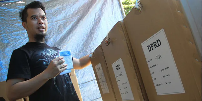 [Foto] Nyoblos, Ahmad Dhani Celup Jari Tengah ke Tinta Pemilu