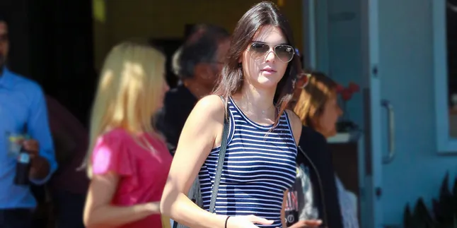 [Foto] Ouch, Kaki Kendall Jenner Terluka Saat Fitness