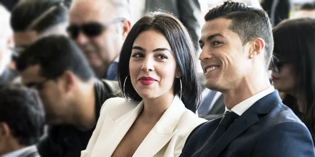 [FOTO] Pacar Cristiano Ronaldo Pamer Perut Buncit di Red Carpet