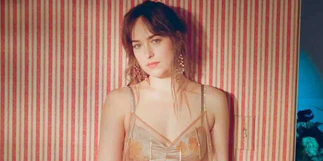 [FOTO] Pacari Chris Martin, Dakota Johnson Malah Dinner Bareng Pria Lain