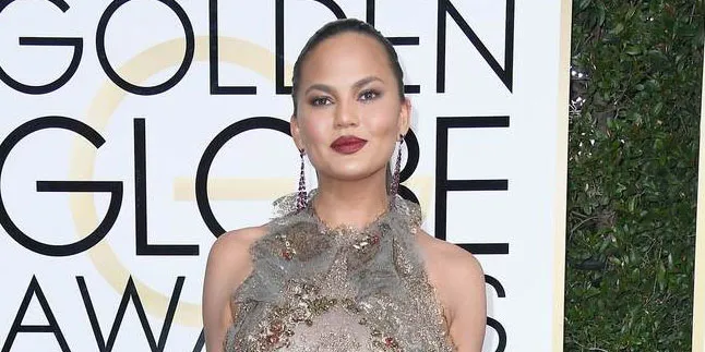 [FOTO] Paha Chrissy Teigen Juga Penuh Stretch Mark