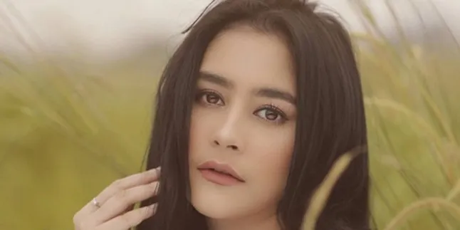 FOTO: Pakai Aksesoris Ini Gaya Prilly Latuconsina Makin Memukau!