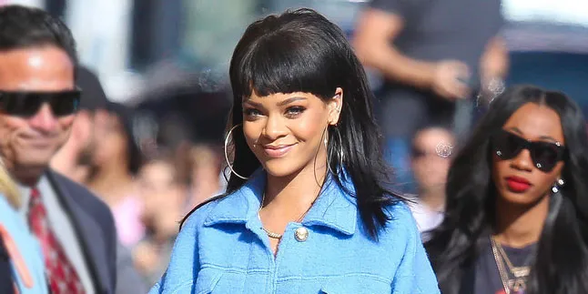 [FOTO] Pakai Baju Lubang-Lubang, Rihanna Umbar Segalanya