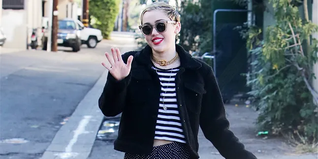 [FOTO] Pakai Baju Penuh Lubang, Miley Cyrus Alami Bencana Fashion