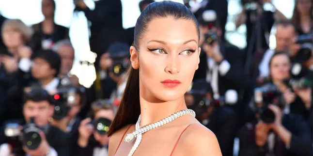 [FOTO] Pakai Baju Transparan, Bella Hadid Pamer Bagian Pribadi