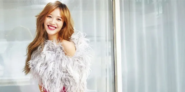 [FOTO] Pakai Baju Transparan, Bra Jaekyung Rainbow Nampak Jelas