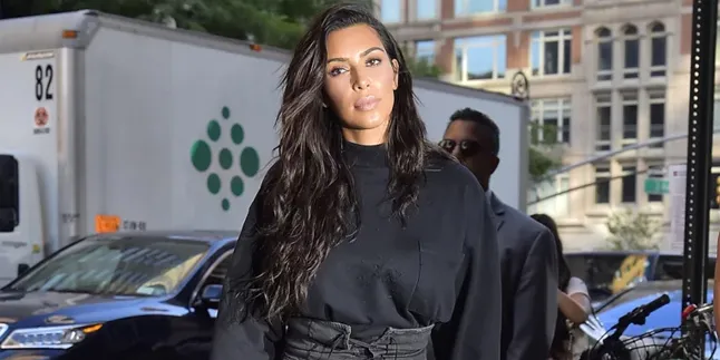 [FOTO] Pakai Baju Transparan, Kim Kardashian Pamer Area Intim