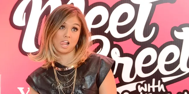 Pakai Outfit Batik Serba Terbuka, Agnez Mo Berpose 'Nakal'