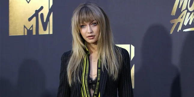 [FOTO] Pakai Bodysuit, Gigi Hadid Seksi & Pamer Kaki Jenjang