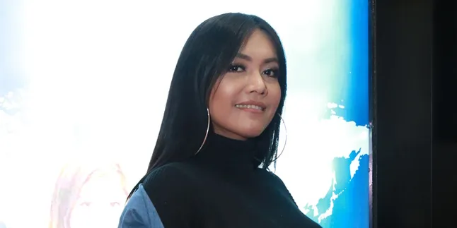 [Foto] Pakai Bra di Luar, Denada Tampil Dengan Gaya Berbeda