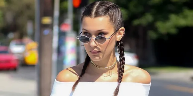 [FOTO] Pakai Gaun Transparan, Bella Hadid Bikin Gagal Fokus