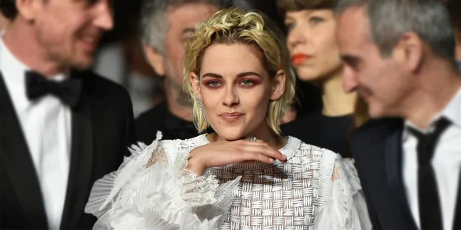 [FOTO] Pakai Gaun Transparan, Kristen Stewart Cantik Menawan