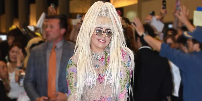 [Foto] Pakai Gaun Transparan, Lady Gaga Jadi Ratu Seksi