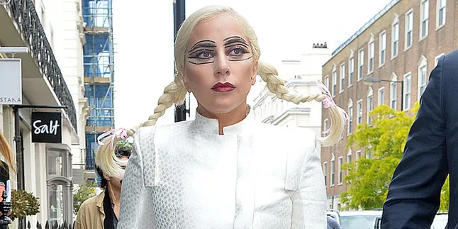 [FOTO] Pakai High Heels 30 Cm, Cuma Lady Gaga Jagonya