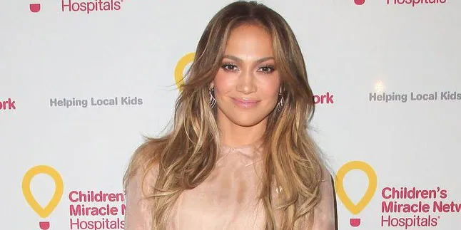[FOTO] Pakai Hot Pants, Jennifer Lopez Bikin Pria Panas Dingin