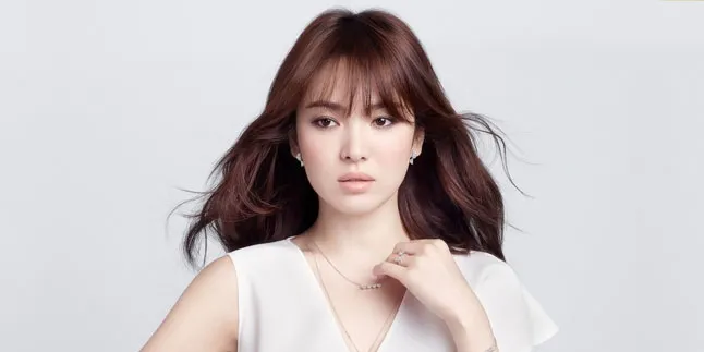 FOTO: Pakai Jeans Pendek, Song Hye Gyo Tampak 10 Tahun Lebih Muda
